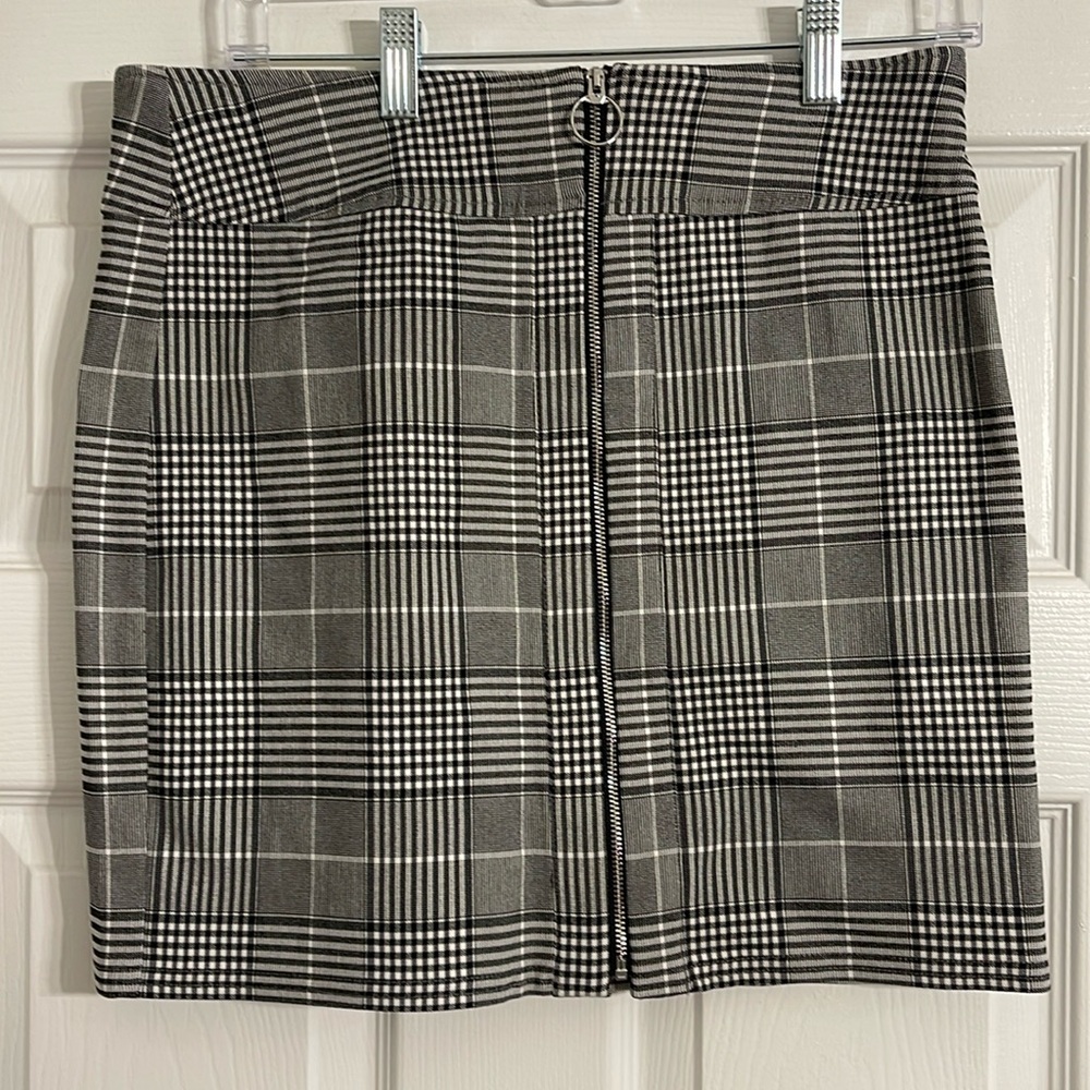 Never worn! INV front zip, black and white plaid skirt